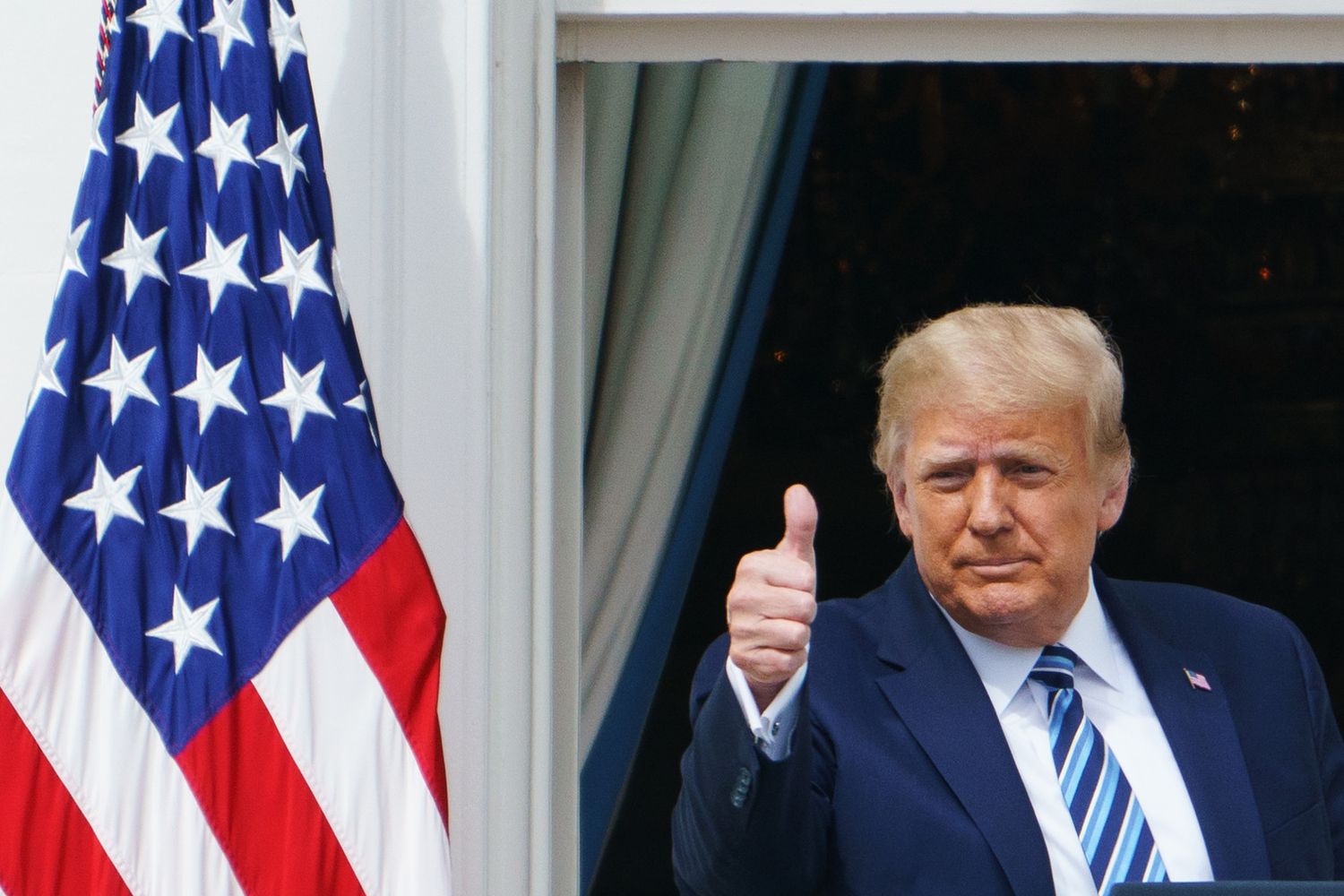 Trump durante il suo discorso dal balcone della Casa Bianca