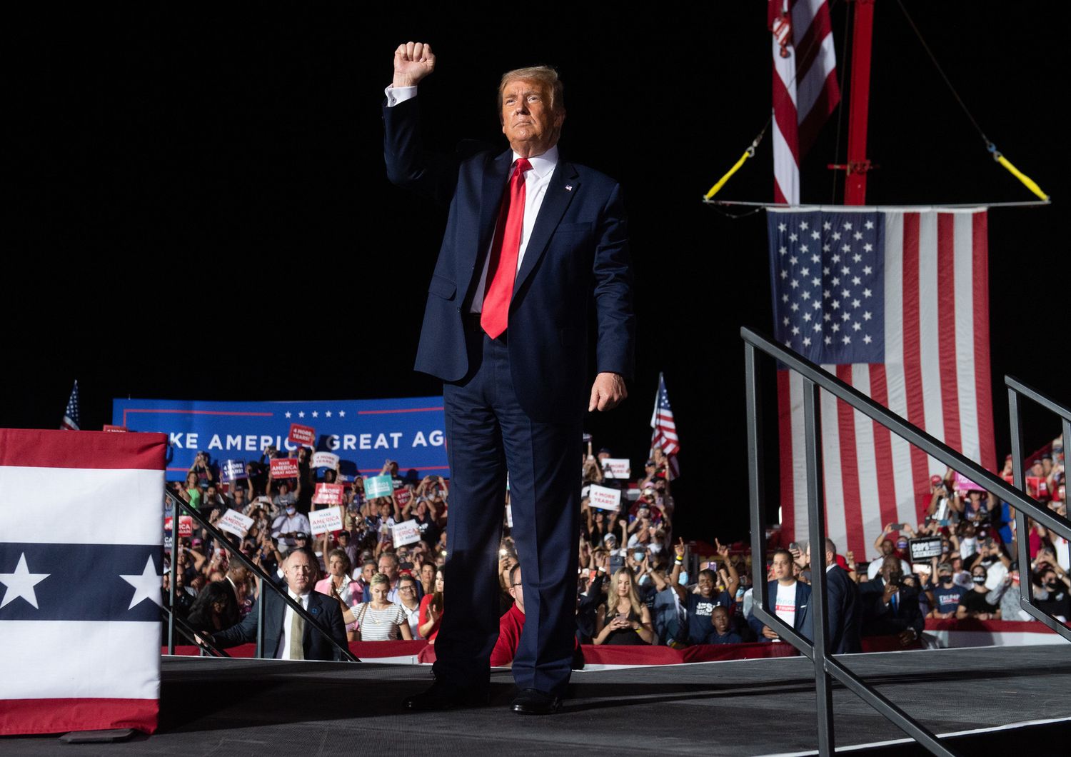 Il presidente Trump, saluta i fan che lo accolgono all'aeroporto di Orlando prima del comizio a Sanford, in Florida.