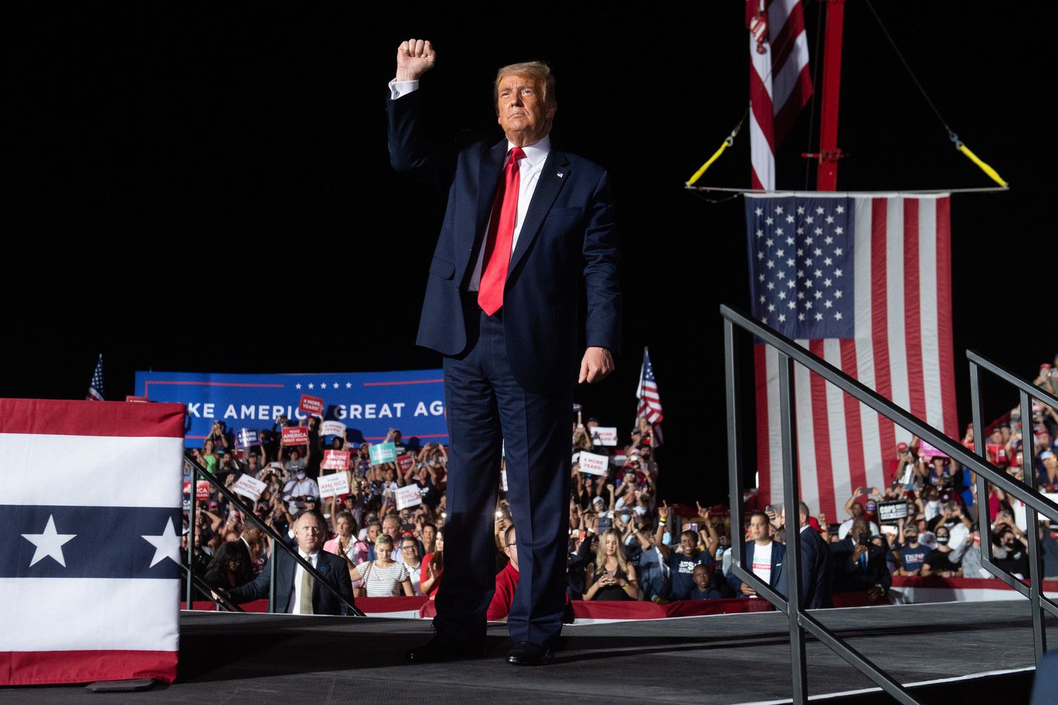 Il presidente Trump, saluta i fan che lo accolgono all'aeroporto di Orlando prima del comizio a Sanford, in Florida.
