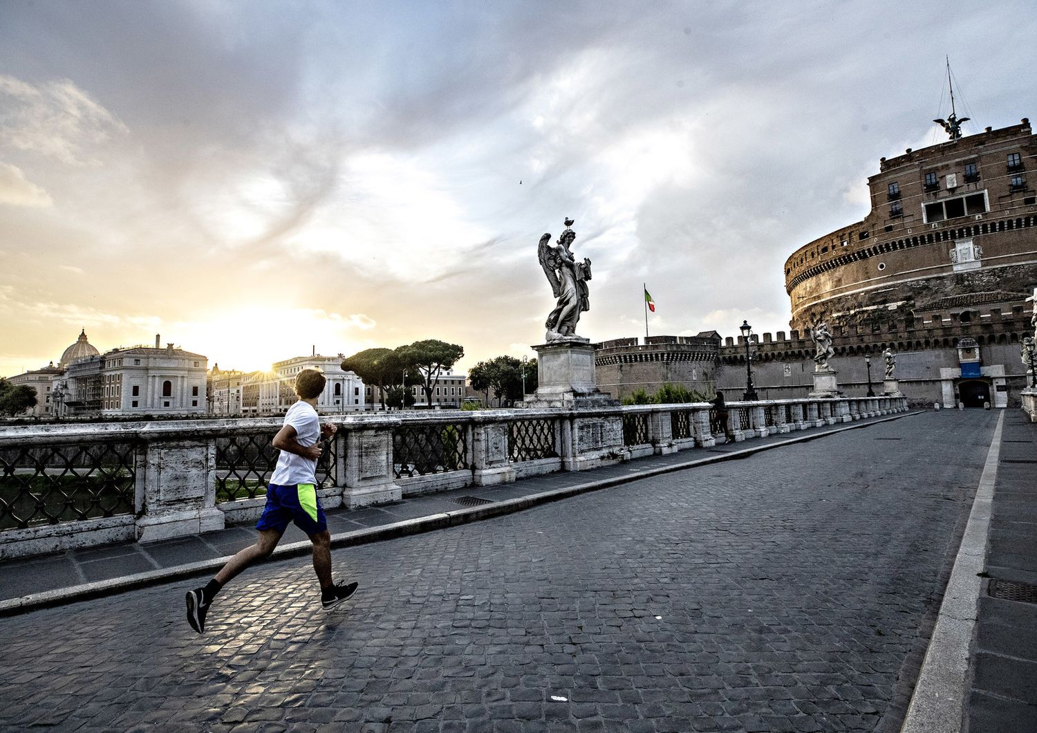 Un runner su Ponte Sisto a Roma
