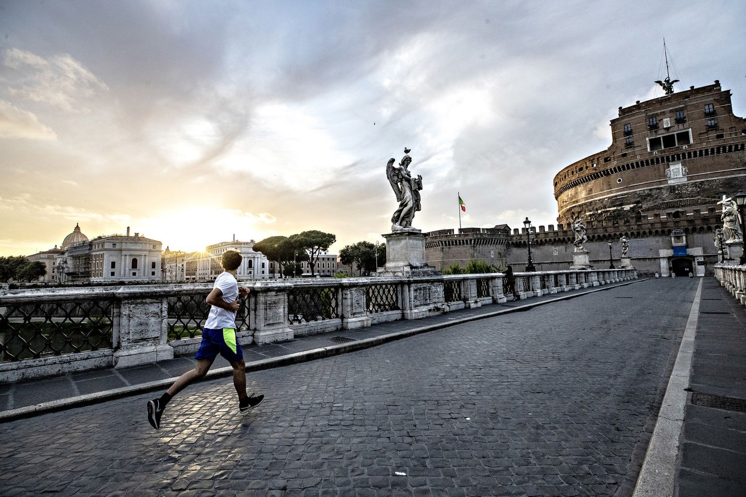 Un runner su Ponte Sisto a Roma