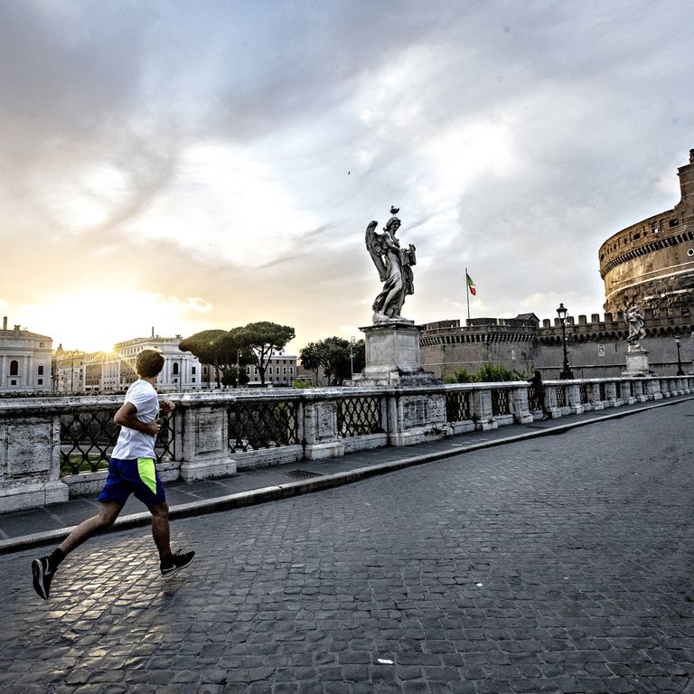 Un runner su Ponte Sisto a Roma