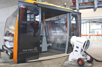 Il mini cannone sparaneve per sanificare la cabinovia