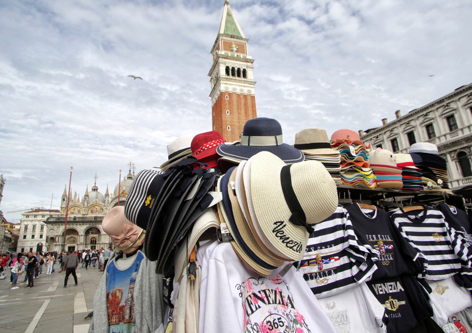 Economia sommersa: bancarelle abusive di souvenir a Venezia