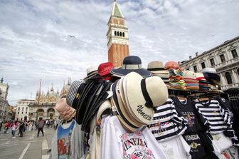 Economia sommersa: bancarelle abusive di souvenir a Venezia