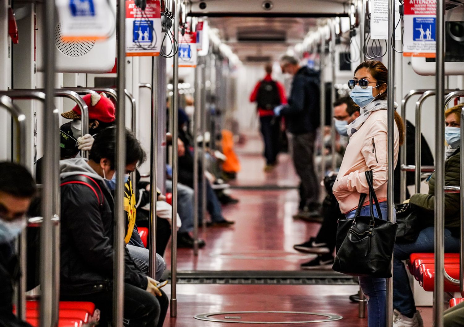 Trasporto locale: passeggeri nella metropolitana di Milano