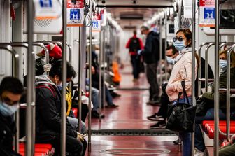 Trasporto locale: passeggeri nella metropolitana di Milano