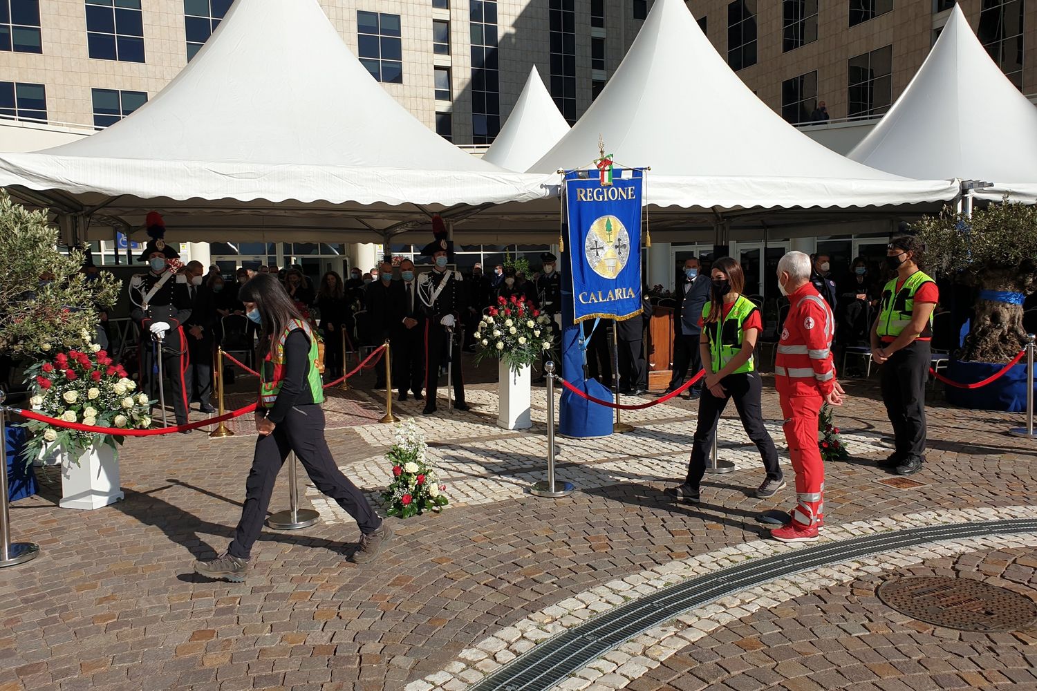 &nbsp;La camera ardente nel piazzale della &quot;Cittadella&quot; a Catanzaro&nbsp;