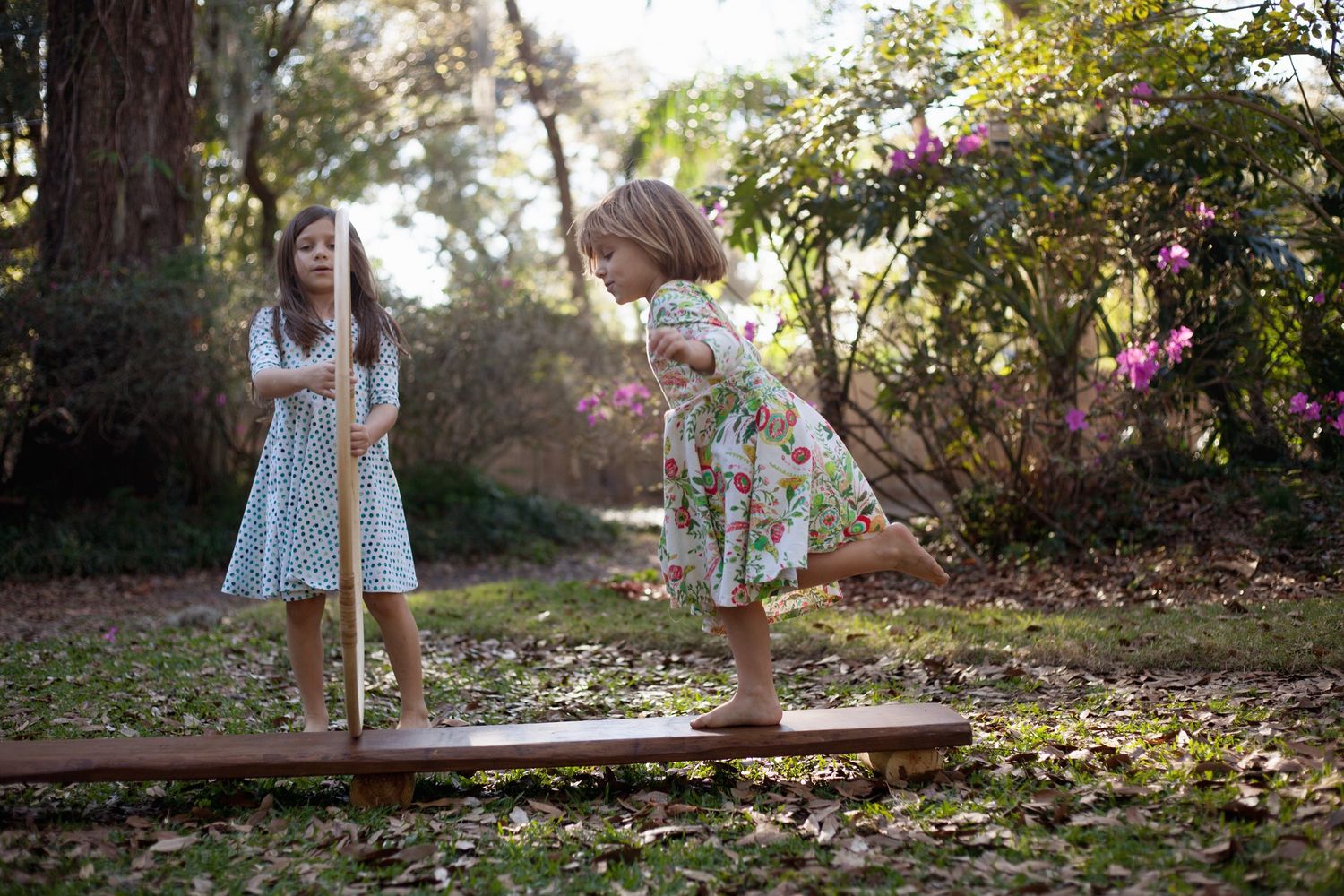 Bambine che giocano nell'erba