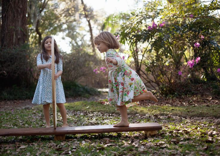 Bambine che giocano nell'erba