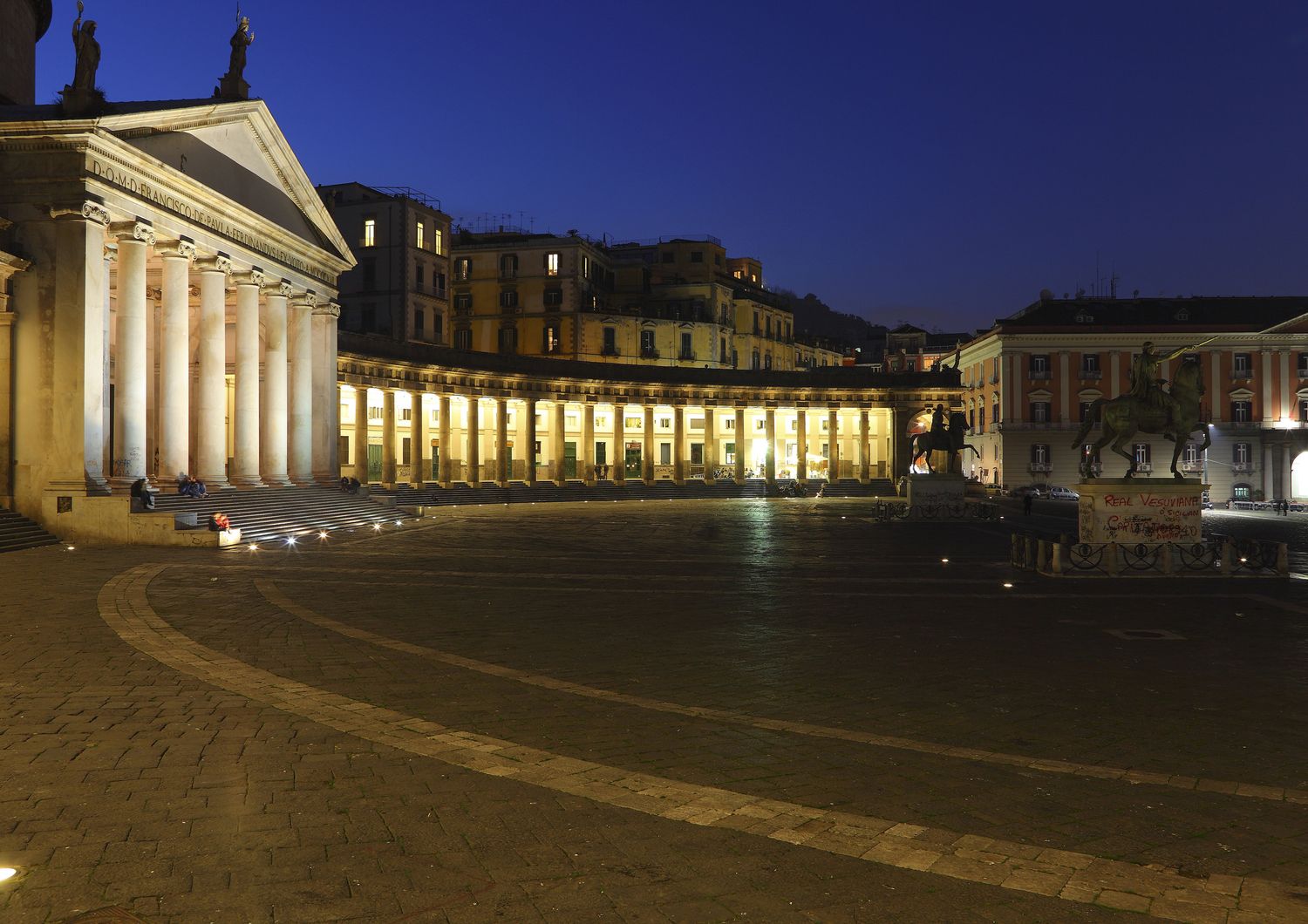 Piazza del Plebiscito a Napoli deserta di notte