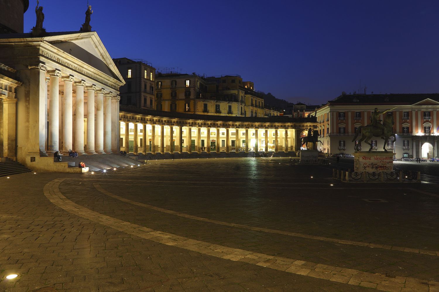 Piazza del Plebiscito a Napoli deserta di notte