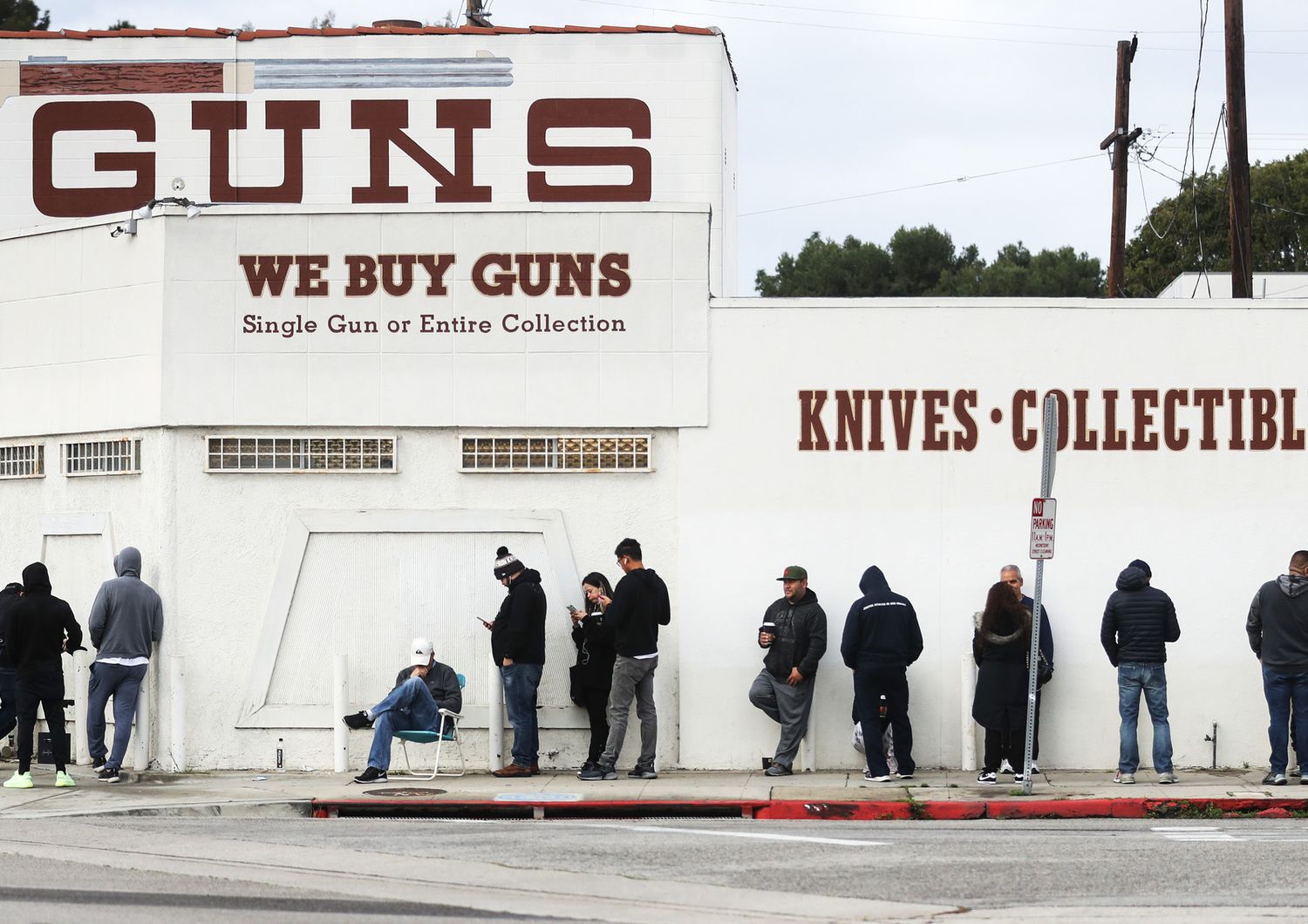 &nbsp;Fila davanti a un negozio di armi a Culver City