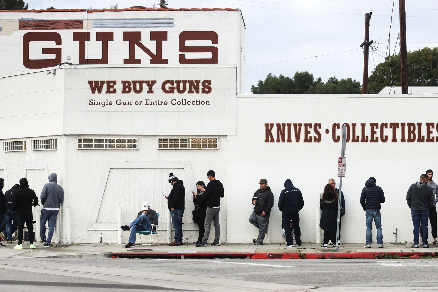 &nbsp;Fila davanti a un negozio di armi a Culver City