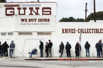 &nbsp;Fila davanti a un negozio di armi a Culver City
