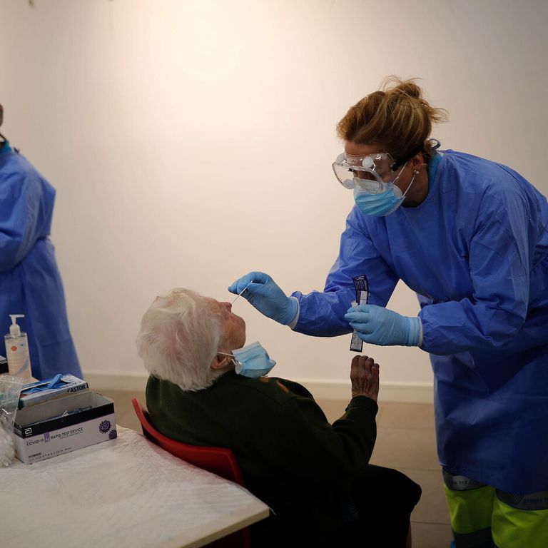 Tampone Covid a donna anziana