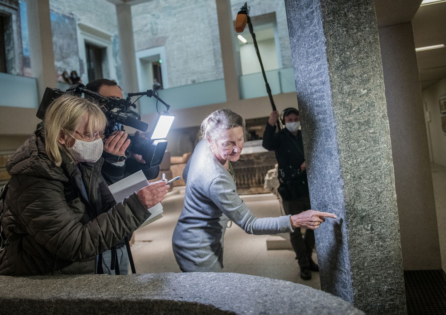 La direttrice del Museo Egizio di Berlino Friederike Seyfried indica i danni