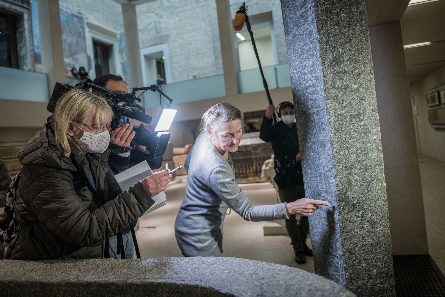 La direttrice del Museo Egizio di Berlino Friederike Seyfried indica i danni