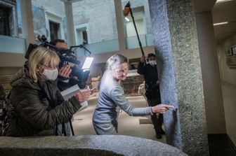 La direttrice del Museo Egizio di Berlino Friederike Seyfried indica i danni