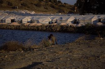 Il nuovo campo profughi 'Moria 2.0', tende a 20 metri dal mare