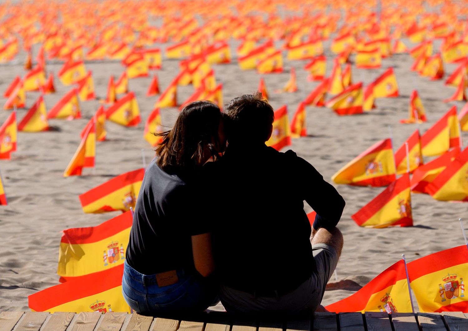 Migliaia di bandiere spagnole su una spiaggia di Valencia per commemorare le vittime del Covid