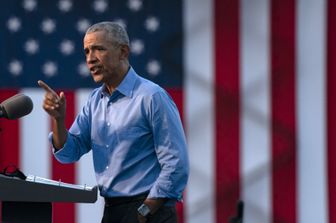&nbsp;L'ex presidente Usa Barack Obama durante il comizio &quot;stile drive in&quot; a Philadelphia, Pennsylvania