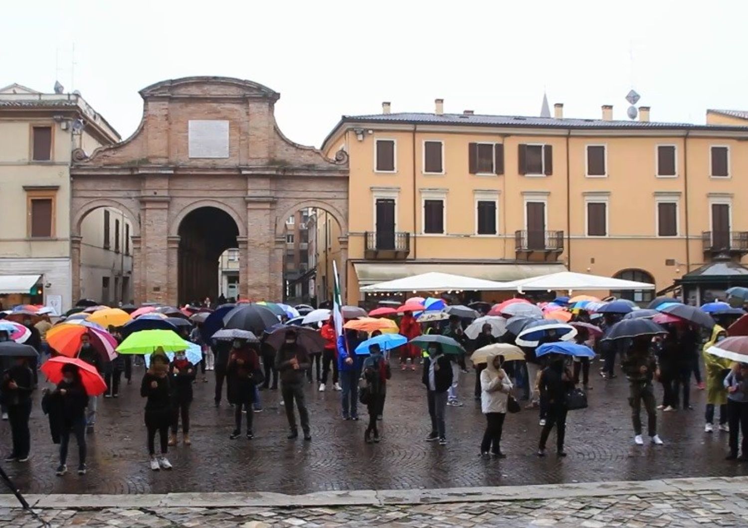 Manifestanti con gli ombrelli a Rimini contro le norme anti-covid