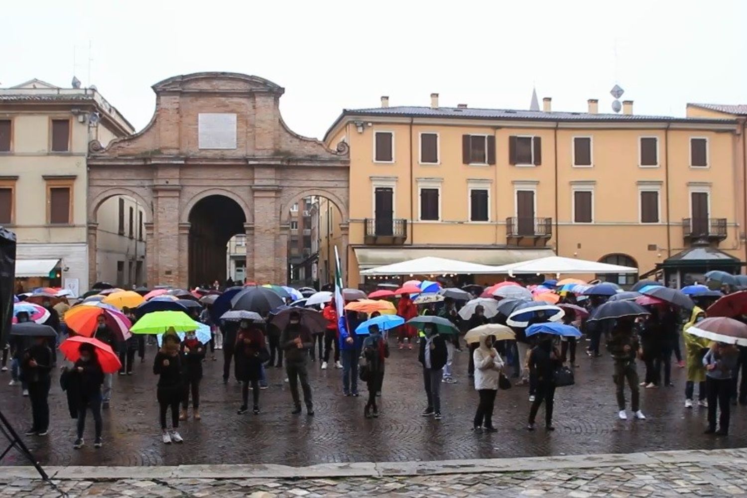 Manifestanti con gli ombrelli a Rimini contro le norme anti-covid
