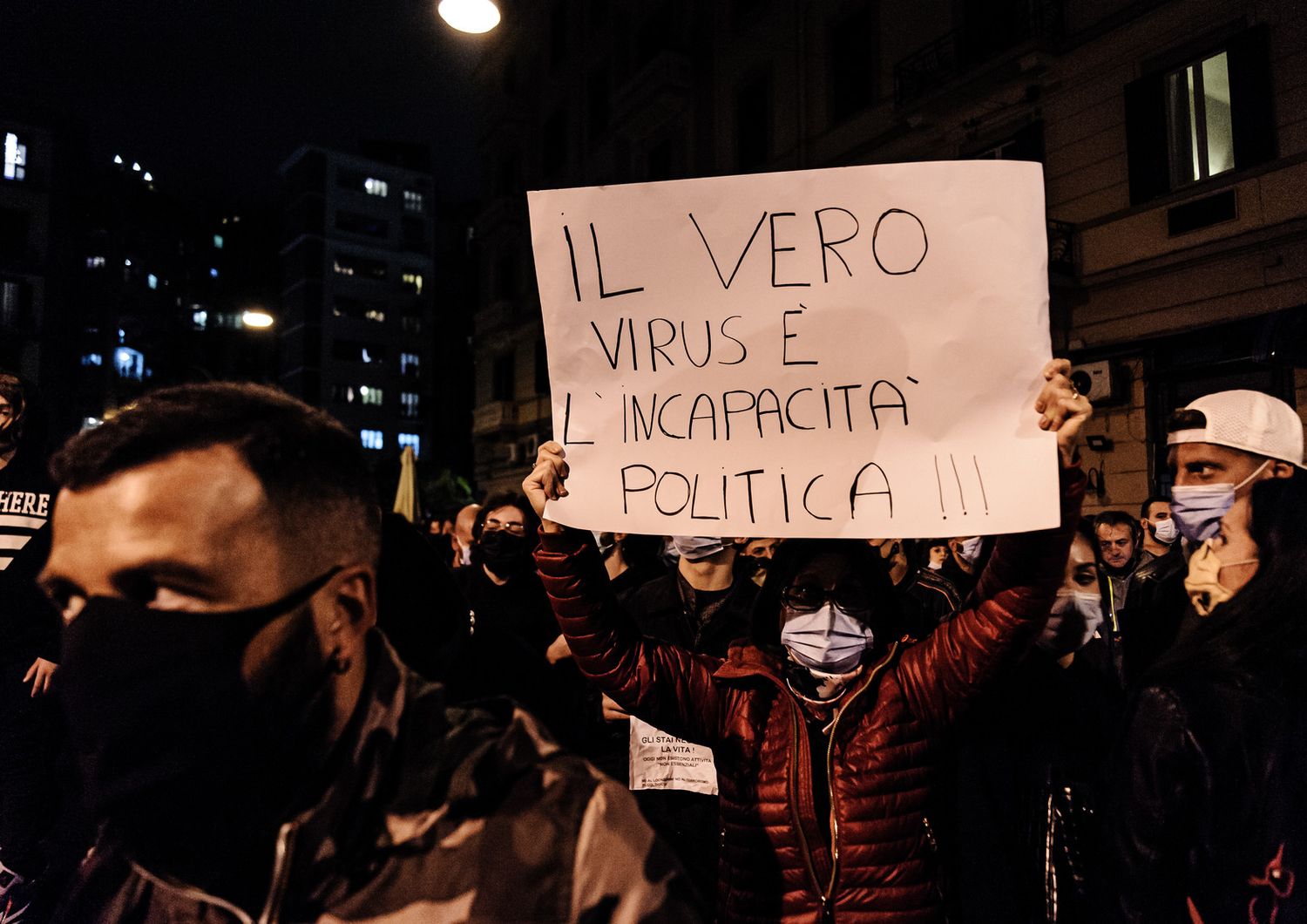 Proteste a Napoli contro nuove misure anti-Covid