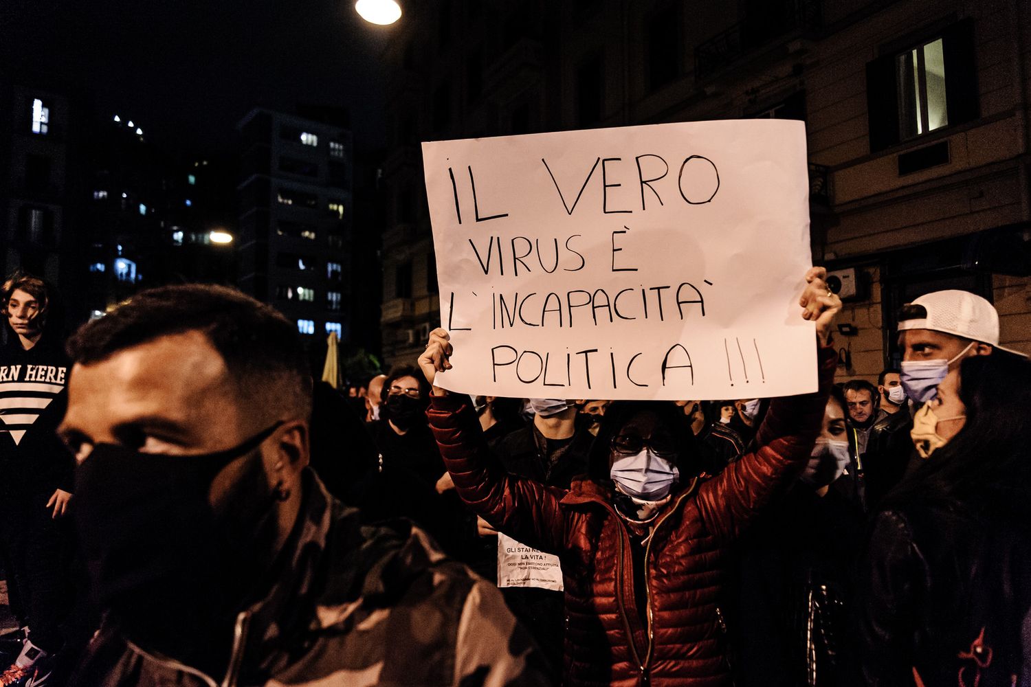 Proteste a Napoli contro nuove misure anti-Covid