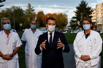 &nbsp;Il presidente francese, Emmanuel Macron, in visita all'ospedale Rene Dubos in Val d'Orise