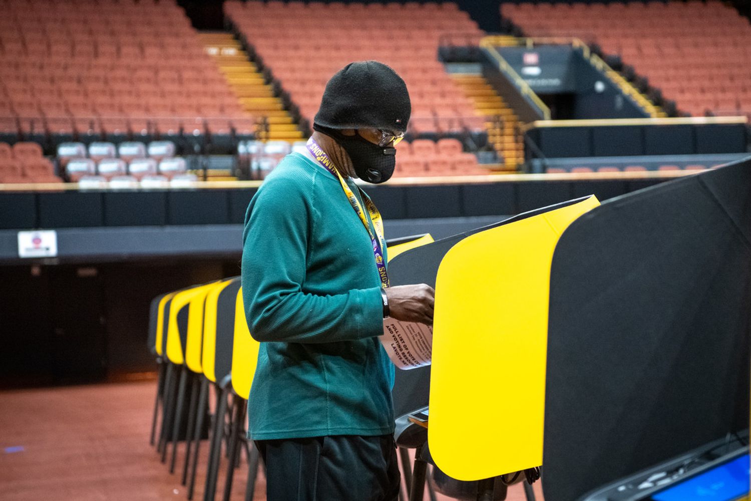 Un elettore vota a Los Angeles