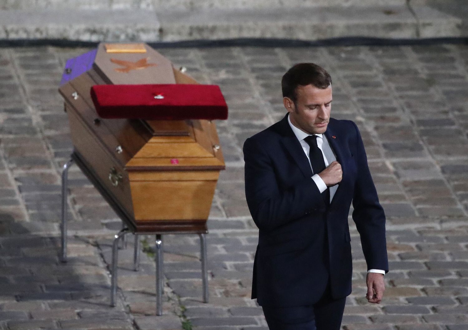 Il presidente francese Emmanuel Macron al funerale del professor Samuel Paty, decapitato da un ceceno