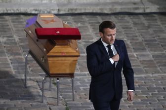 Il presidente francese Emmanuel Macron al funerale del professor Samuel Paty, decapitato da un ceceno