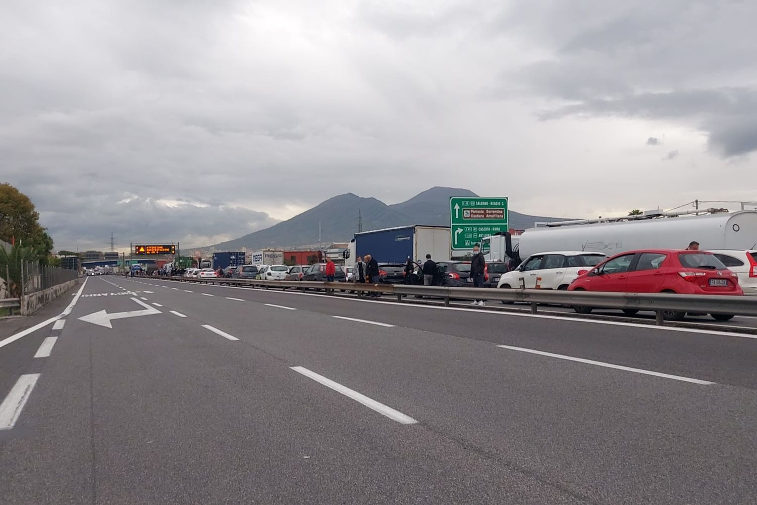 &nbsp;Mezzi incolonnati sull'autostrada&nbsp;