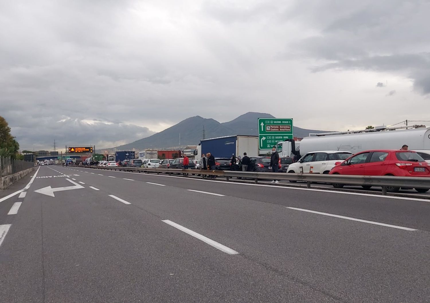 &nbsp;Mezzi incolonnati sull'autostrada&nbsp;