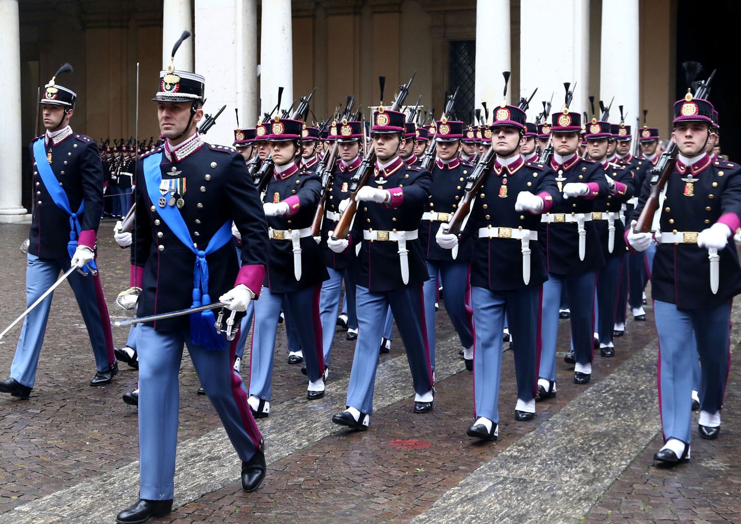 Allievi ufficiali marciano nel cortile d'onore dell'Accademia Militare di Modena