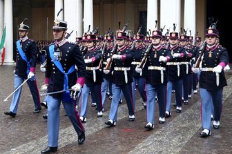 Allievi ufficiali marciano nel cortile d'onore dell'Accademia Militare di Modena