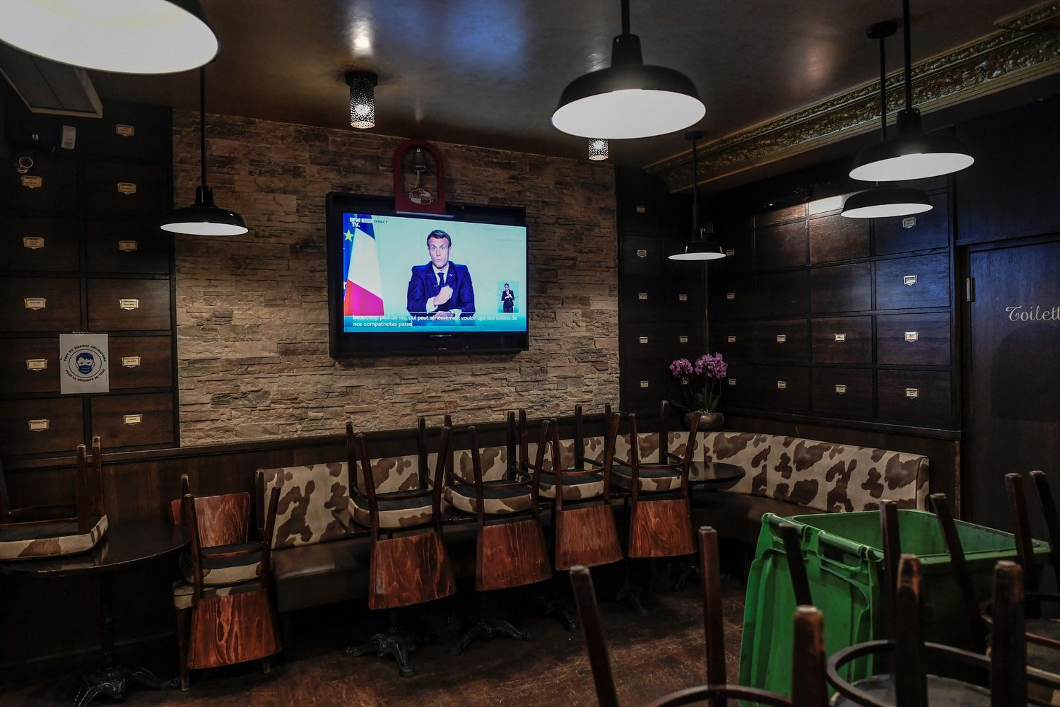 Un bar di Parigi deserto mentre Macron annuncia ai francesi il nuovo lockdown