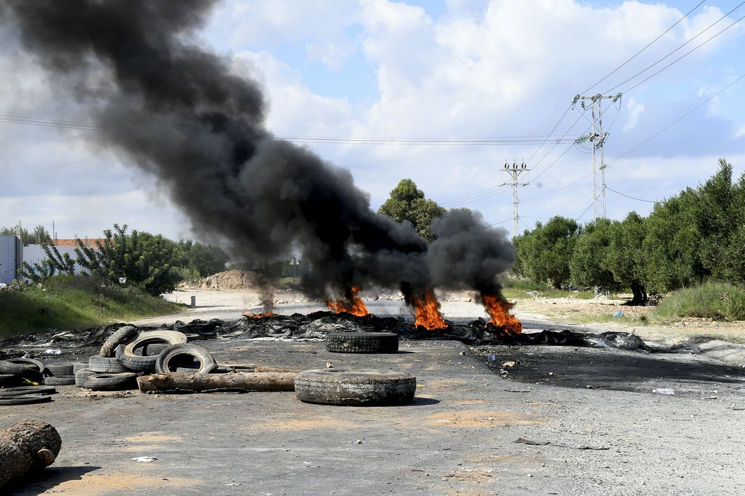 I copertoni in fiamme con cui i tifosi hanno bloccato l'ingresso principale della citt&agrave; di Chebba in Tunisia
