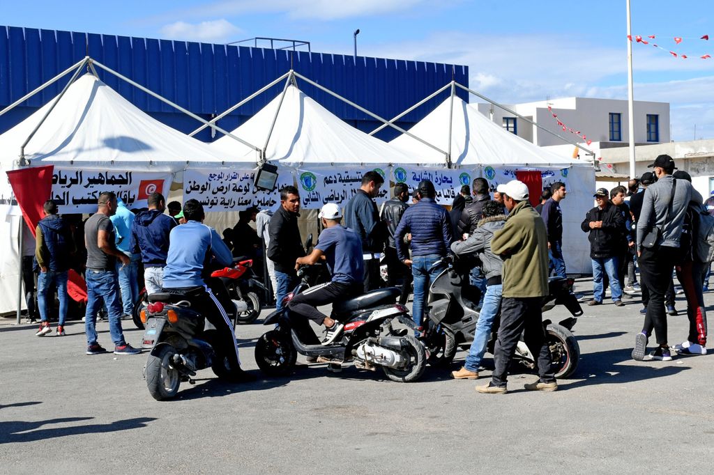 La fila nella citt&agrave; di Chebba per registrarsi per lasciare la Tunisia verso l'Italia per protesta