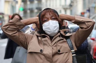 La disperazione di una donna davanti alla cattedrale di Nizza, teatro dell'attentato in cui sono state uccise tre persone