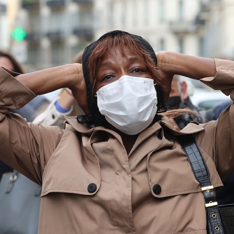 La disperazione di una donna davanti alla cattedrale di Nizza, teatro dell'attentato in cui sono state uccise tre persone