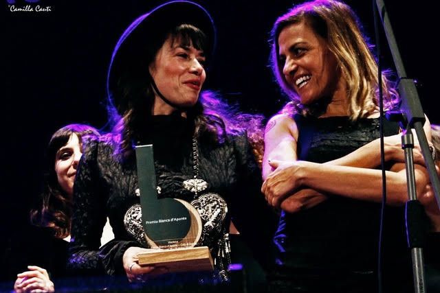 Sighanda (Dominique Fidanza) premiata nel 2016 da Irene Grandi, madrina del premio per cantautrici Bianca d'Aponte&nbsp;