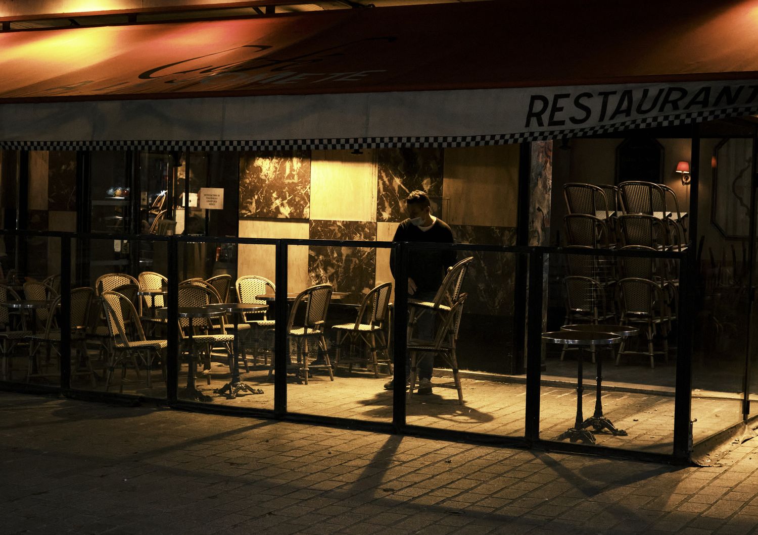 &nbsp;Un tipico caff&eacute; ristorante parigino chiude in vista del &quot;confinement&quot;&nbsp;