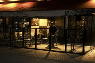 &nbsp;Un tipico caff&eacute; ristorante parigino chiude in vista del &quot;confinement&quot;&nbsp;