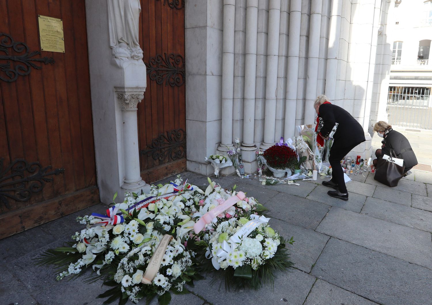 Fiori e candele fuori dalla cattedrale di Nizza il giorno dopo l'attentato con 3 vittime&nbsp;