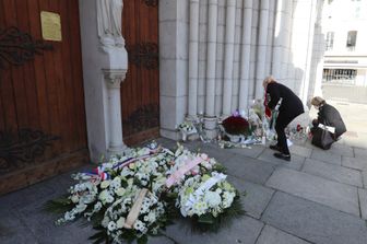 Fiori e candele fuori dalla cattedrale di Nizza il giorno dopo l'attentato con 3 vittime&nbsp;
