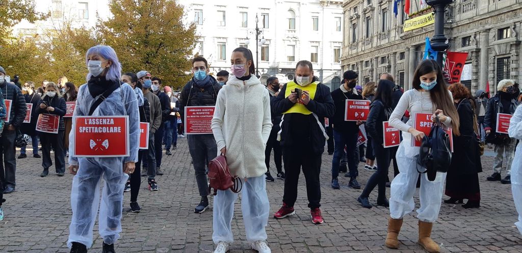 manifestazione lavoratori dello spettacolo in piazza Scala