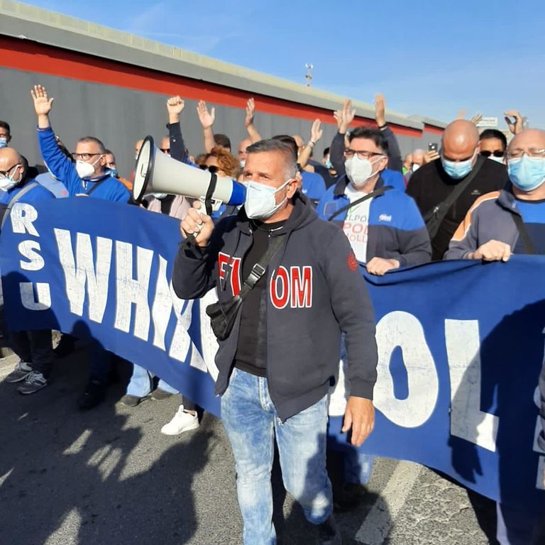 La manifestazione dei lavoratori della Whirlpool di Napoli